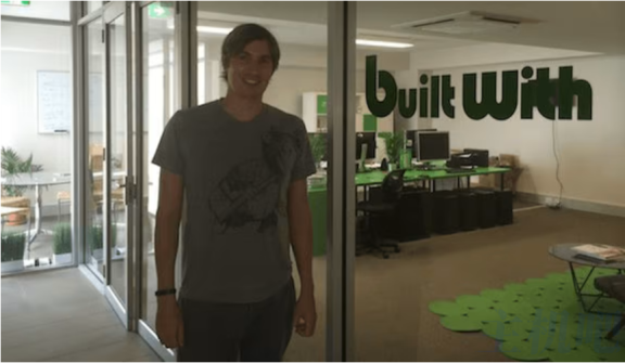 网站不赚钱？这个人1 个人、1 个网站年入 1 亿元