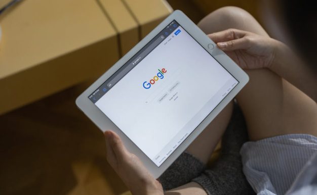 谷歌搜索“AI 摘要”功能推荐用户喝尿以快速排出肾结石